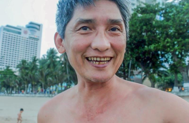 Vừa ra đến biển thì lực lượng xung lích yêu cầu không xuống tắm, ông Như (ngụ phường Phương Sơn, TP Nha Trang), vẫn vui vẻ. "Cấm tụ tập là tốt, tôi hoàn toàn ủng hộ để Việt Nam vượt qua đại dịch COVID-19", ông nói.