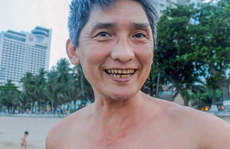 Vừa ra đến biển thì lực lượng xung lích yêu cầu không xuống tắm, ông Như (ngụ phường Phương Sơn, TP Nha Trang), vẫn vui vẻ. "Cấm tụ tập là tốt, tôi hoàn toàn ủng hộ để Việt Nam vượt qua đại dịch COVID-19", ông nói.