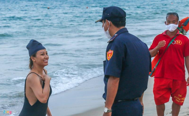 Nhiều người dân khi được yêu cầu lên bờ đến "khiếu nại" và được lực lượng chức năng giải thích về lệnh cấm tụ tập đông người.