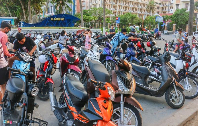 Dọc công viên trên đường Trần Phú, các bãi gửi xe chật kín phương tiện.