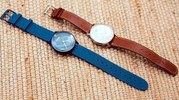 Với Pop Activity, Withings cung cấp một chiếc đồng hồ kim lấy cảm hứng cổ điển chứa bộ theo dõi hoạt động. Đồng hồ có thể hoạt động đến 8 tháng mà không cần sạc pin và chống thấm dưới độ sâu 50 m. Đồng hồ có nhiều màu sắc và chắc chắn với thiết kế vỏ thép.
