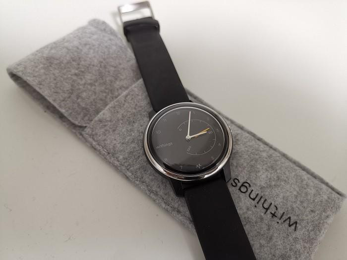 Withings Move ECG là đồng hồ kết nối analog đầu tiên có khả năng điện tâm đồ, theo dõi hoạt động thể chất của người dùng.