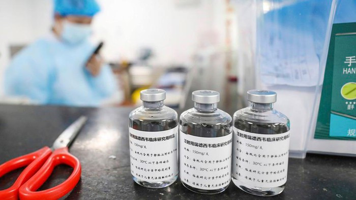 Bất chấp những quan ngại về tác dụng phụ, mối quan tâm của Nhà Trắng với Avigan đã tăng lên khi Thủ tướng Nhật Bản Shinzo Abe giải thích nó với Tổng thống Trump.