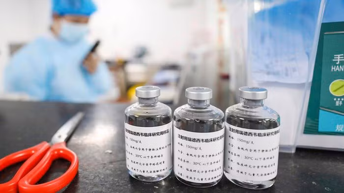 Bất chấp những quan ngại về tác dụng phụ, mối quan tâm của Nhà Trắng với Avigan đã tăng lên khi Thủ tướng Nhật Bản Shinzo Abe giải thích nó với Tổng thống Trump.