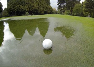 Xu ly the nao khi co nuoc dong tam thoi tren green?