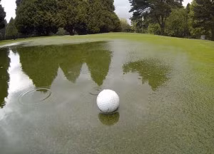 Xu ly the nao khi co nuoc dong tam thoi tren green?