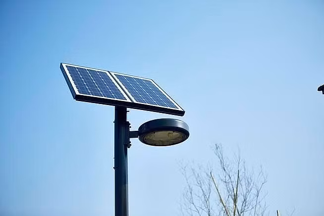 Fujisawa SST còn nổi tiếng với hệ thống an ninh hiện đại. Đây là đô thị đầu tiên của Nhật Bản được sử dụng hệ thống đèn an ninh LED chạy bằng năng lượng mặt trời. Hệ thống này có 47 camera giám sát, được gọi là “hệ thống an ninh mở”, hoạt động liên tục 24/24h.