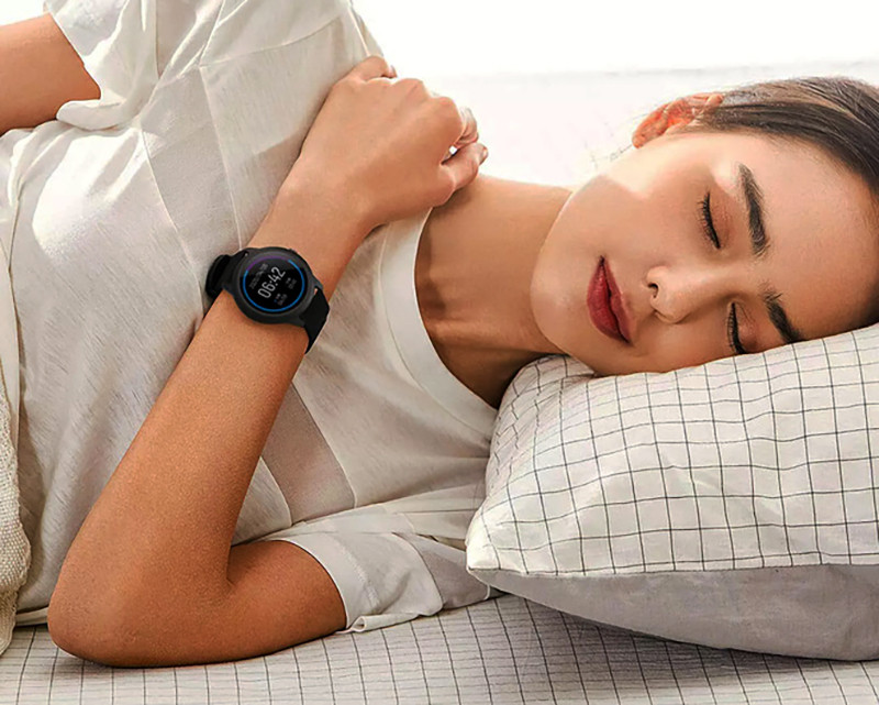 Nó cũng đi kèm các tính năng như theo dõi giấc ngủ, đếm bước chân, theo dõi lượng calo tiêu thụ, nhắc nhở ít vận động, tìm điện thoại, thong báo thời tiết, tin nhắn, cuộc gọi,...