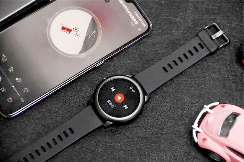 Xiaomi cũng đưa vào tính năng phát nhạc thông qua kết nối với điện thoại tương tự như một số smartwatch đã có trên thị trường