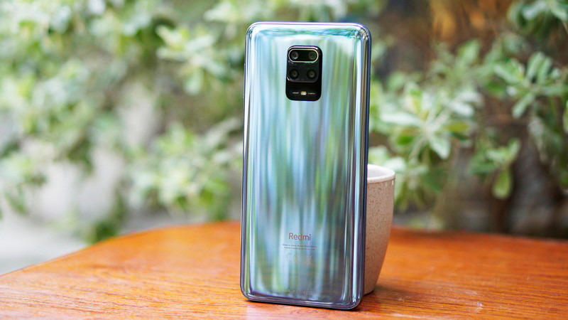 Phần mặt lưng này được hoàn thiện bằng kính bắt mắt, bóng bẩy khá lịch lãm và sang trọng. Tuy nhiên việc dính vân tay phía sau này là khó tránh khỏi