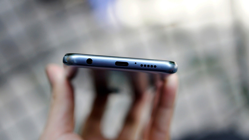 Phía đáy máy là cổng kết nối USB-C, loa ngoài, micro đặt hơi lệch xuống và cổng cắm tai nghe 3.5mm.