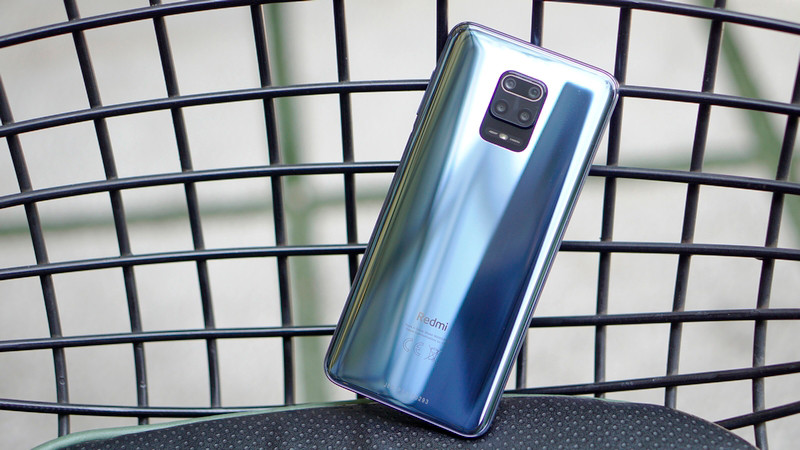 Phần mặt lưng với phiên bản màu xanh khá thuận mắt, nhẹ nhàng, màu xanh cũng nhã nhặn hơn và cảm giác tinh tế hơn.