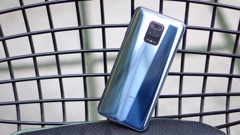 Phần mặt lưng với phiên bản màu xanh khá thuận mắt, nhẹ nhàng, màu xanh cũng nhã nhặn hơn và cảm giác tinh tế hơn.