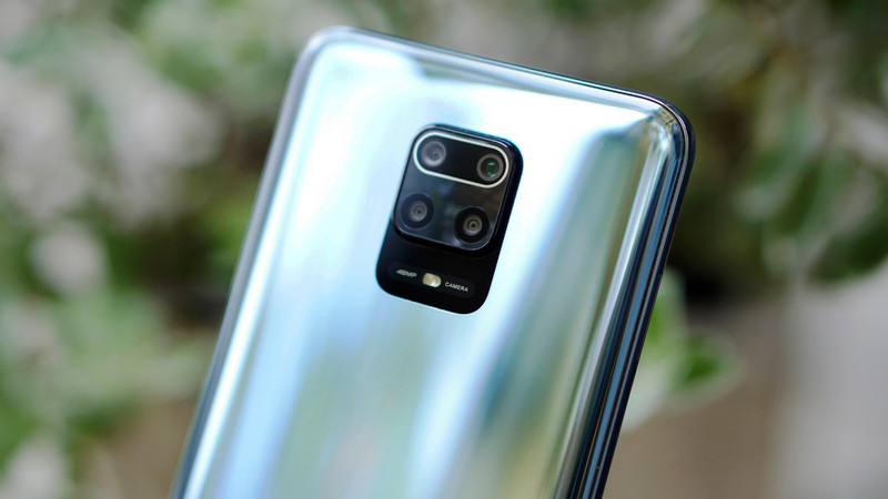 Cụm camera sau của sản phẩm này khá giống với Mate 20 Pro, thiết kế theo cụm hình vuông và đặt nằm ở chính giữa. Cụm camera này nhìn cân đối đó chứ nhưng lại nhô lên khá cao so với phần mặt lưng và phía dưới cụm camera này chính là đèn flash LED