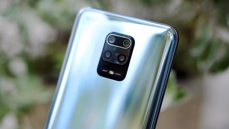 Cụm camera sau của sản phẩm này khá giống với Mate 20 Pro, thiết kế theo cụm hình vuông và đặt nằm ở chính giữa. Cụm camera này nhìn cân đối đó chứ nhưng lại nhô lên khá cao so với phần mặt lưng và phía dưới cụm camera này chính là đèn flash LED