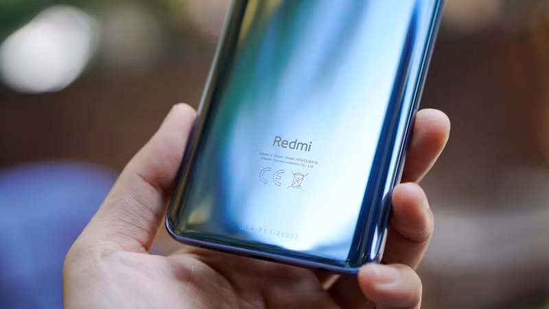 Redmi Note 9S cầm khá là nặng, đầm tay, phù hợp với người có bàn tay to vì thế sử dụng bằng một tay hơi khó khăn. Trọng lượng tăng cũng một phần bởi vì sản phẩm này được tích hợp viên pin lớn dung lượng là 5.020 mAh.