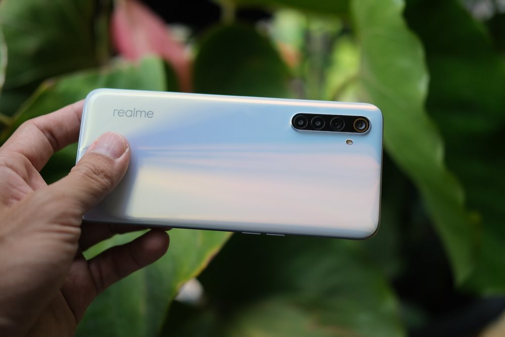 Realme 6 có cảm biến vân tay đặt ở cạnh bên vừa giúp mặt lưng liền mạch đồng thời đảm bảo thao tác tiện lợi hơn. Smartphone Realme hỗ trợ bốn camera sau linh hoạt với máy ảnh chính 64MP cùng camera trước 16MP.