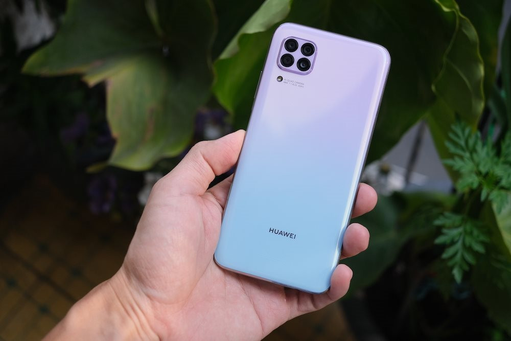 Cụm camera sau của Nova 7i có camera chính 48MP kèm các camera phụ hỗ trợ góc rộng, cận cảnh và xóa phông tương tự các máy khác trong bài. Công nghệ sạc nhanh 40W tích hợp giúp Nova 7i có thể nạp đầy viên pin 4.200mAh của máy chỉ sau hơn 1 giờ sạc. Máy đang bán giá 6.990.000 đồng (8GB/128GB).