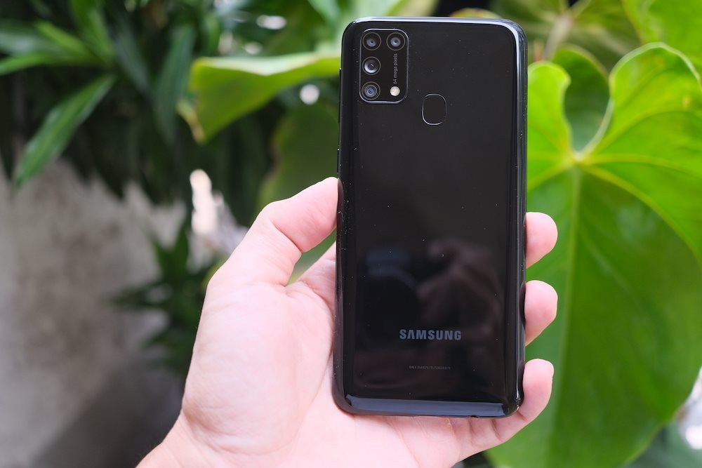 Camera selfie đến 32MP giúp Galaxy M31 tự chụp với độ chi tiết nhỉnh hơn so với mức 16MP của đối thủ. Máy cũng hỗ trợ sạc nhanh 15W giúp nạp đầy pin trong 2,5 giờ và đồng thời có cảm biến vân tay nằm ở mặt lưng. Giá tham khảo: 6.490.000 đồng (6GB/128GB).