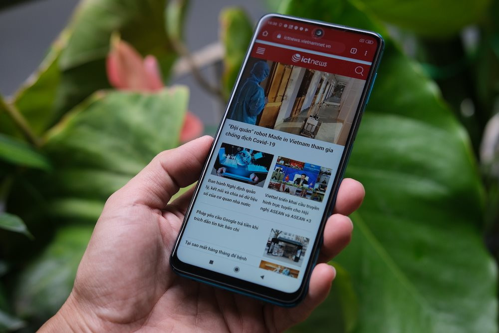 Chiếc Redmi Note mới có thiết kế mặt lưng từ kính cường lực Gorilla Glass 5 cho cảm giác cao cấp hơn so với đối thủ cùng tầm giá chuộng chất liệu nhựa. Máy cũng sử dụng màn hình IPS LCD lớn 6,67 inch với phần “nốt ruồi” ở giữa và có hỗ trợ nội dung HDR10.