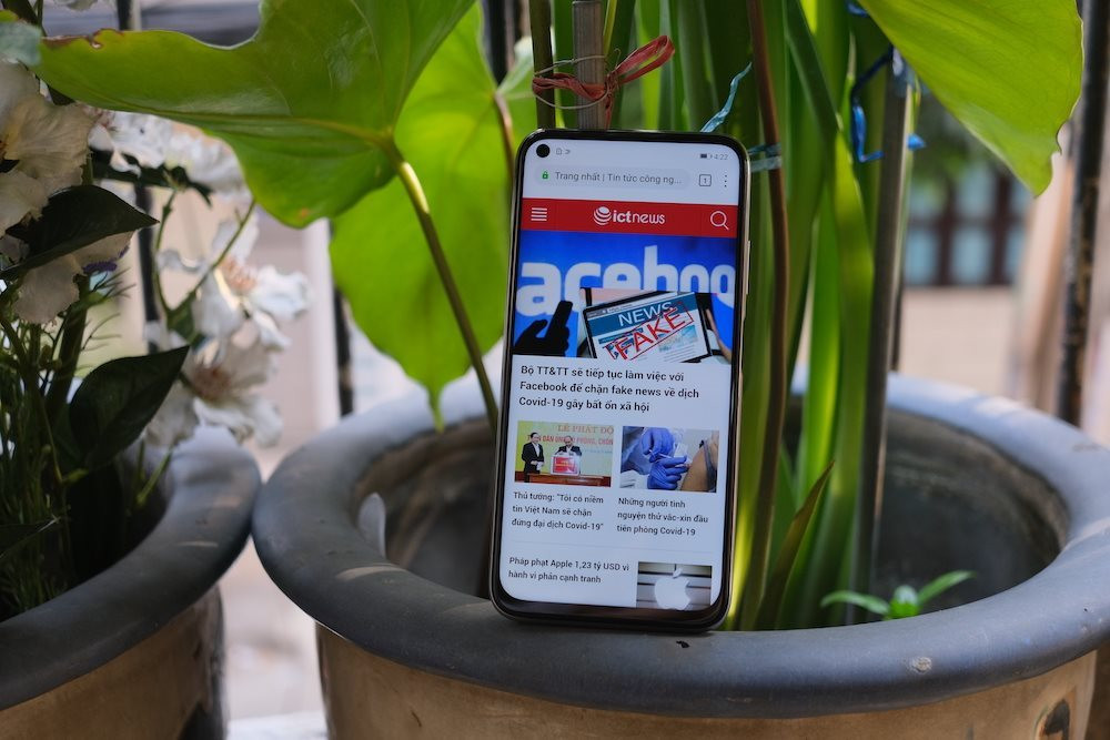 Nova 7i có mặt trước tràn viền nhờ kiểu màn hình “nốt ruồi” và mặt lưng cân đối với cụm bốn camera nằm gọn trong khung vuông đi kèm phiên bản màu lạ mắt như xanh ngọc bích. Cảm biến vân tay trên máy đã được di chuyển sang cạnh bên để lại phần lưng đồng nhất.