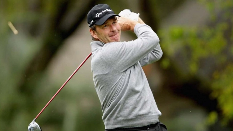 Golfer de xuat cam su dung tee de giam khoang cach phat bong