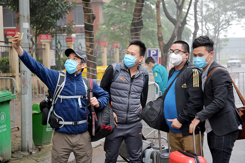 Một nhóm người dân vui mừng selfie làm kỷ niệm.