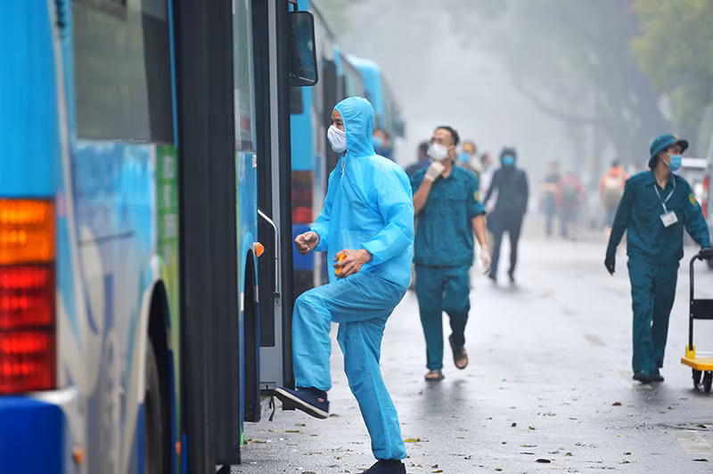 TP giao Sở Giao thông vận tải chủ tri phối hợp với Bộ Tư lệnh Thủ đô, Sở Tài chính và Tổng công ty vận tải Hà Nội khẩn trương thống nhất phương án vận chuyển người dân đảm bảo yêu cầu về phòng chống dịch.