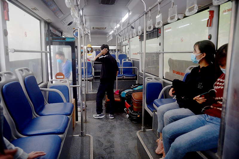 Xe buýt được sử dụng là xe cỡ trung, sức chứa 60 người. Tuy nhiên, mỗi xe chỉ chở khoảng 10 người để đảm bảo giữ khoảng cách.