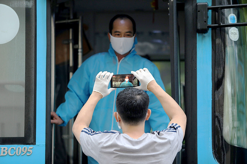 Một người dân còn quay livestream facebook để bạn bè người thân và cộng động xem