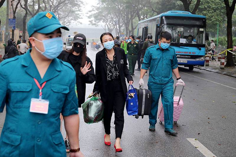 Các chiến sĩ, đơn vị liên quan tích cực giúp người dân chuyển đồ, vật dụng cá nhân ra xe.