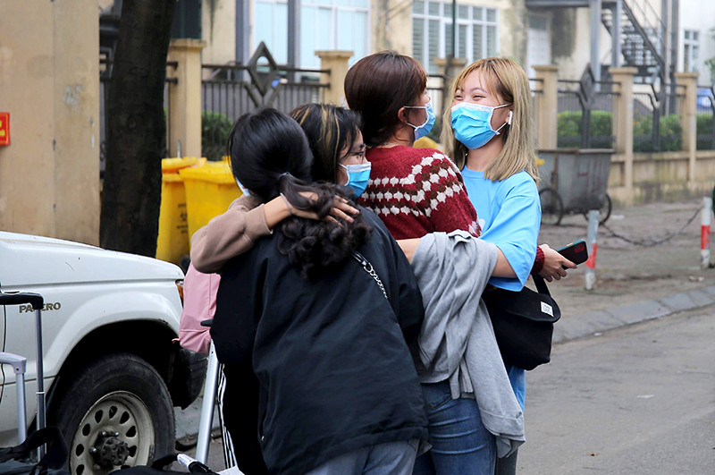 Nhiều bạn trẻ vui mừng khi đã hoàn thành thời gian cách ly và được xe đưa về tận địa phương.