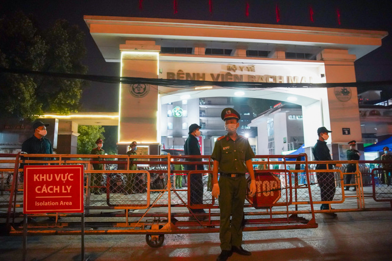 Khung cảnh trước cổng bệnh viện vẫn giữ hàng rào chắn và lực lượng chức năng thực hiện nhiệm vụ.