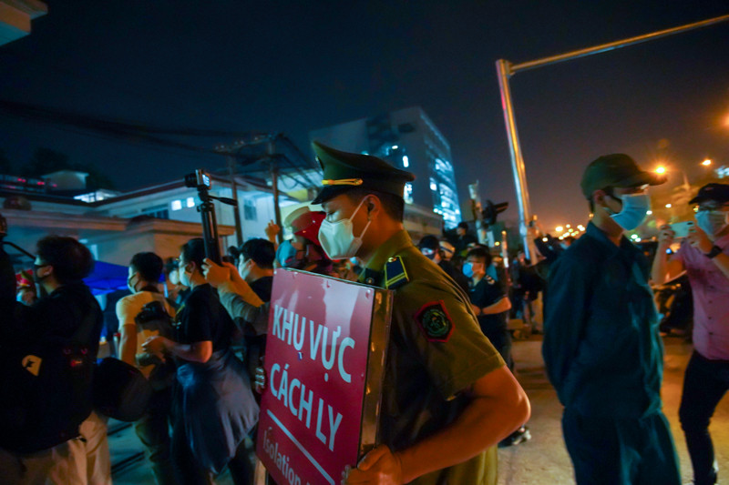 Đến 0h00 ngày 12/04 chính thức Bệnh viện Bạch Mai hết thời gian cách ly, các biến cảnh báo, thông báo được di rời khỏi phía trước cổng viện.