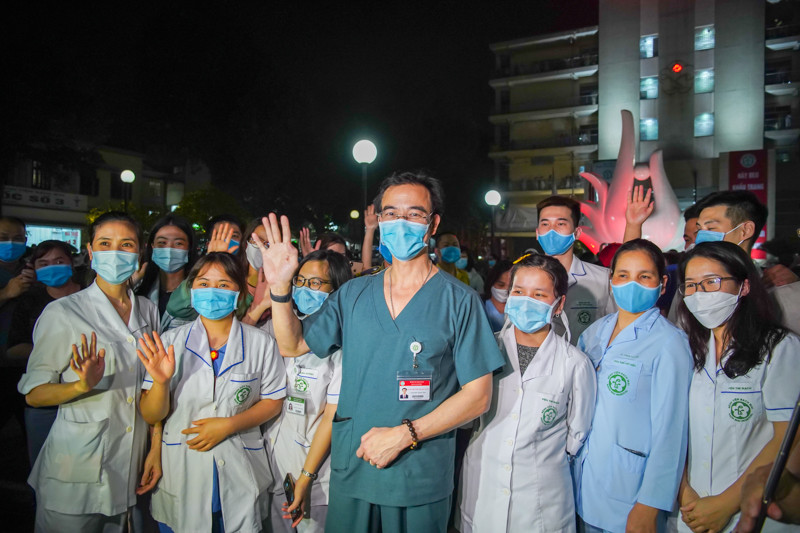 GS. Nguyễn Quang Tuấn, Giám đốc Bệnh viện Bạch Mai cho biết: "Từ 0 giờ hôm nay, bệnh viện được dỡ phong toả, chúng tôi vừa mừng, vừa lo". Ông Tuấn cũng cho biết thêm bệnh viện sẽ duy trì hoạt động như hiện tại tới hết tháng. Mọi hoạt động vẫn sẽ diễn ra như đang cách ly.