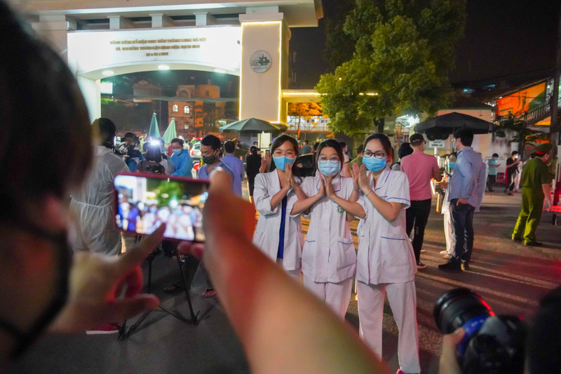 Bệnh viện Bạch mai sẽ triển khai khám chữa bệnh bình thường vào đầu tháng 5. Lý giải về thời gian này Ông Tuấn chia sẻ, thời gian cách ly khiến sự chuẩn bị về phương tiện kỹ thuật, đặc biệt là máy móc để có thể rà soát, sàng lọc, loại trừ các bệnh nhân có khả năng nhiễm virus SARS-CoV-2 rất hạn chế. Bệnh viện cần 2 tuần để trang bị toàn bộ hệ thống đó.