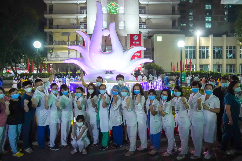 Tập thể các Y Bác Sĩ vui mừng chụp ảnh lưu lai khoảng khắc bênh viện được dỡ bỏ cách ly.