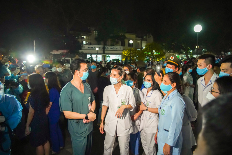 Giám đốc Bệnh Viện, GS. Nguyễn Quang Tuấn cũng xuống sảnh chính bệnh viện chia sẻ niềm vui với cán bộ Y Bác Sĩ.