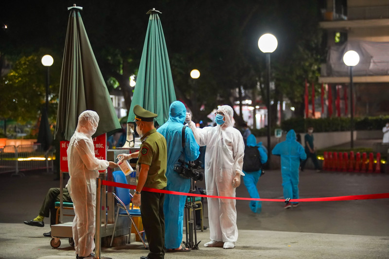 Một số phóng viên, đơn vị báo chí được phép vào tác nghiệp và vẫn trải qua quy trình kiểm tra thân nhiệt và khử trùng theo đúng quy trình.