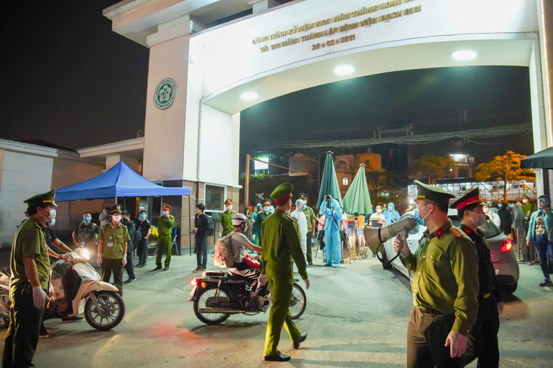Tại thời điểm Bệnh viện Bạch Mai được dỡ phong toả nhiều người dân có thân nhân đang chữa trị trong bệnh viện đi vào ngay sau khi được phép. Những người này đi vào của bên cổng và vẫn phải kiểm tra thân nhiệt, sát khuẩn như bình thường.