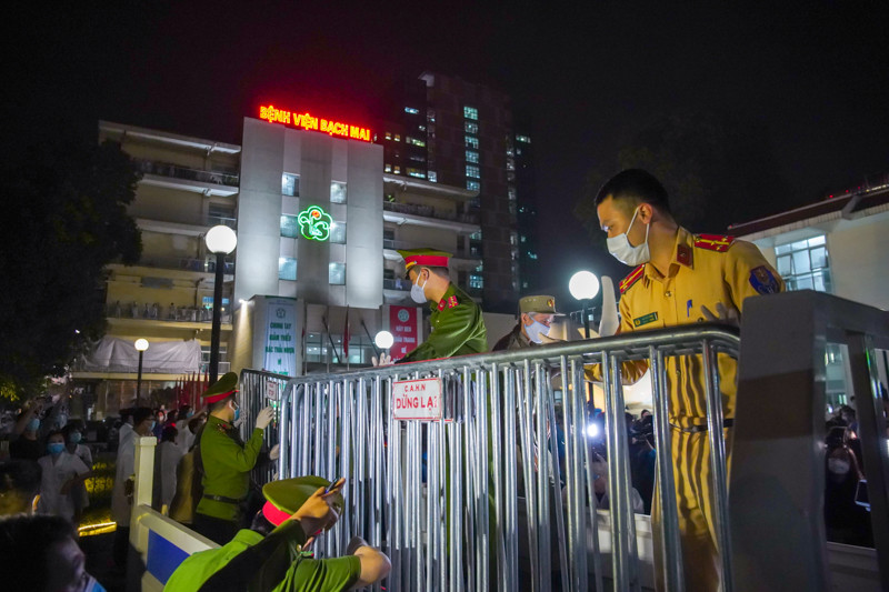 Hàng rào chắn phục vụ cách ly cũng được cơ quan chức năng rời đi.