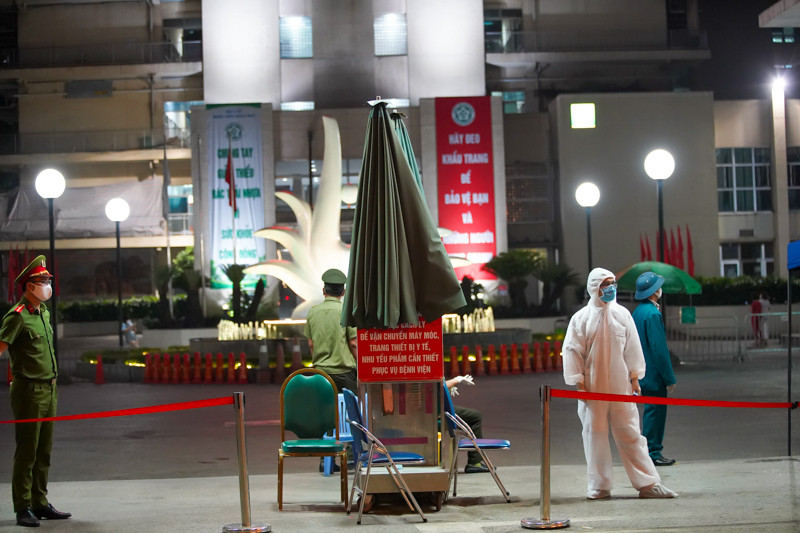 Cổng chính Bệnh viện Bạch Mai trước giờ dỡ bỏ cách ly, các chốt kiểm tra giám sát vẫn tiến hành bình thường.