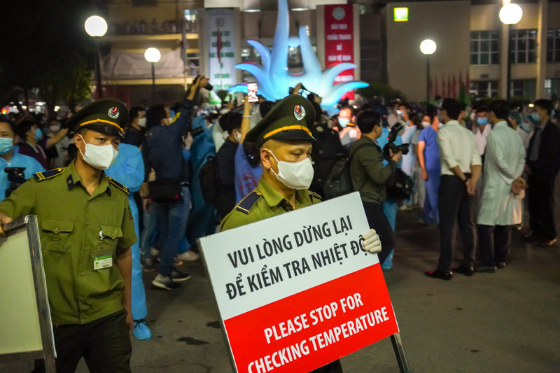 Các tấm biển cảnh báo, thông báo được di rời sang cửa bên cạnh công.