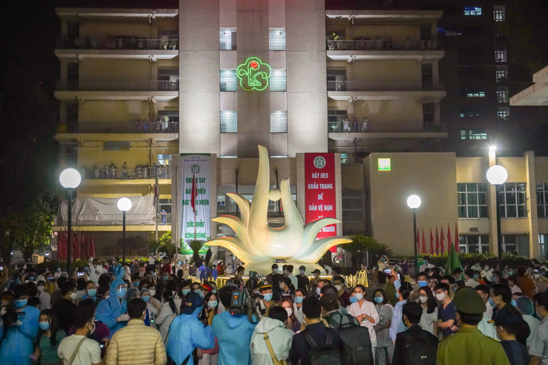 Ngay sau khi tháo dỡ cách ly, nhiều người ùa ra sân trước viện vui vẻ.