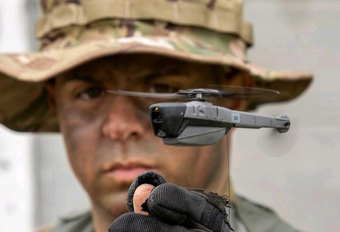 Cơ sở dữ liệu đa phương tiện thu được từ UAV trinh sát siêu nhỏ được lưu trữ trên bộ nhớ của đài thông tin liên lạc đa phương tiện của bộ chỉ huy tác chiến.