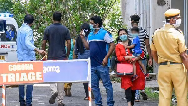 Tuyet chieu kiem tra cach ly COVID-19: Bat gui anh “tu suong” moi gio