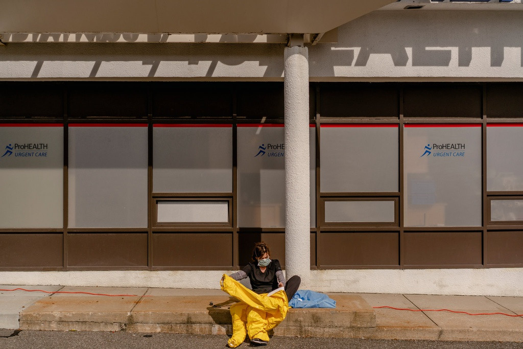 Báo cáo cho biết ban quản lý các bệnh viện phải vật lộn với việc các mặt hàng như mặt nạ, găng tay và tấm chắn mặt từ các nhà cung cấp tăng giá đột ngột. Một nhân viên y tế mặc đồ bảo hộ tại bộ phận chăm sóc khẩn cấp của ProHealth ở Jericho, New York. Ảnh: New York Times.