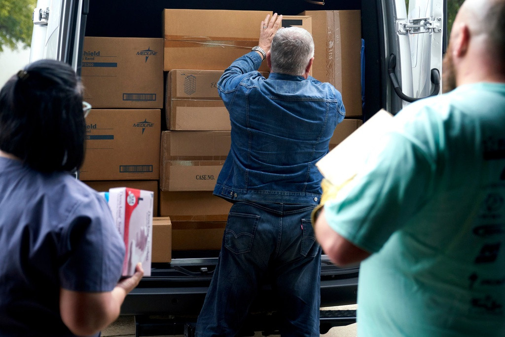 Các bệnh viện cũng cần thêm nhiệt kế, chất khử trùng, khí oxy, khăn trải giường, giấy vệ sinh và thực phẩm. Các bác sĩ trên khắp nước Mỹ vẫn xin thêm máy thở, ngay cả khi chính phủ liên bang giới hạn số lượng thiết bị cứu sinh được cấp cho mỗi bang. Ảnh: New York Times.