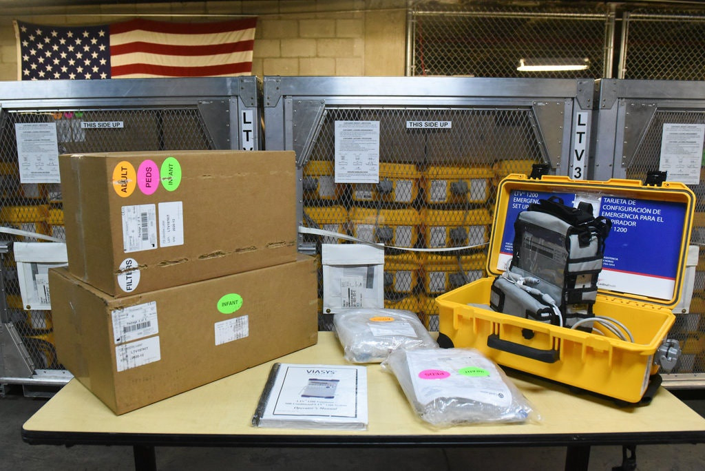 Các nhân viên và bệnh nhân đều gặp nguy hiểm như nhau do thiếu thiết bị bảo vệ. Cơ quan Quản lý Khẩn cấp Liên bang Mỹ (FEMA) đã gửi khoảng 7.000 máy thở đến các bang. Trong ảnh là 400 chiếc máy thở được chuyển đến New York vào ngày 1/4. Ảnh: New York Times.