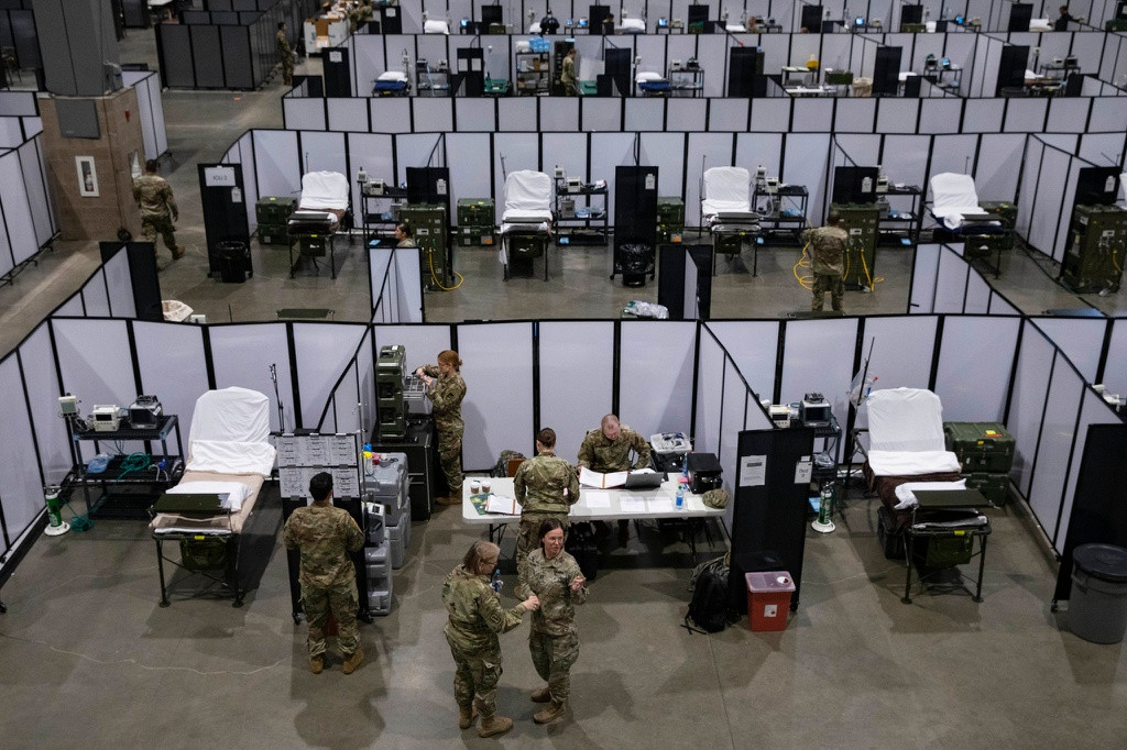 Báo cáo được tổng thanh tra của Bộ Y tế và Dịch vụ Nhân sinh Mỹ công bố gần đây cho thấy các bệnh viện ở nước này đang phải đối mặt với tình trạng thiếu trầm trọng các thiết bị bảo vệ cho nhân viên y tế và kit xét nghiệm. Trong ảnh là bệnh viện dã chiến tại trung tâm sự kiện tại CenturyLink Field ở Seattle. Ảnh: New York Times.